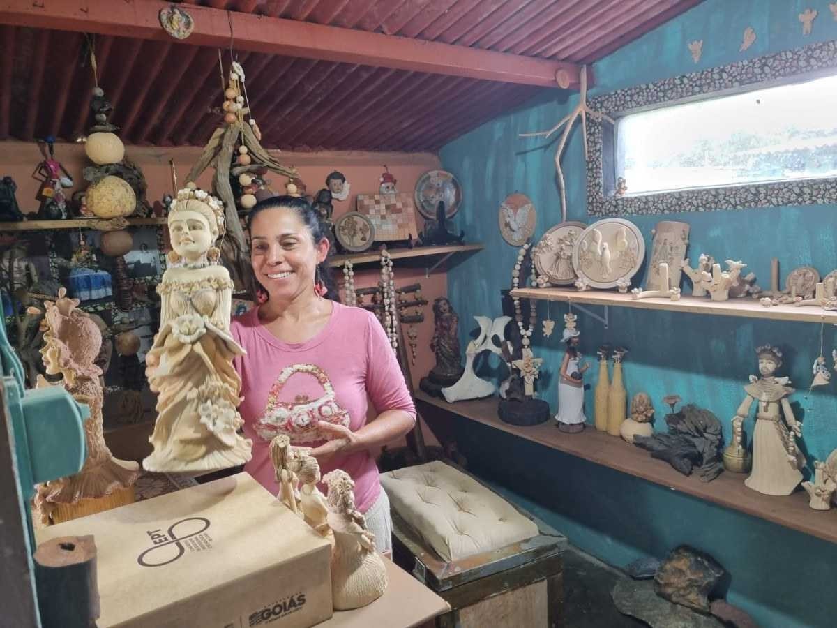 Hilda Freire expôs as primeiras peças de cerâmicas na feira e teme pela perda de clientes 