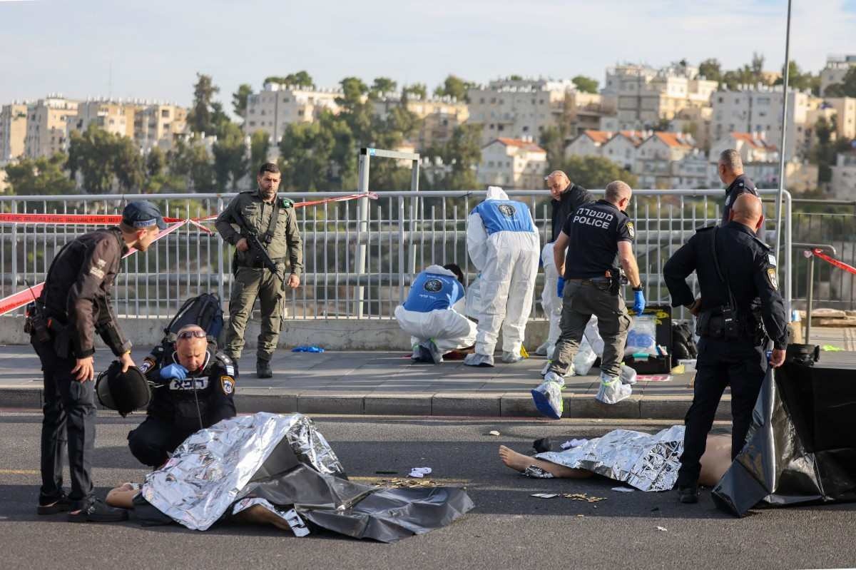 Três israelenses são mortos em Jerusalém durante ataque surpresa