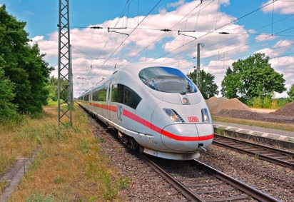 Um dos transportes mais usados no mundo, o trem é sinônimo de rapidez e pontualidade. Em alguns lugares, como no Japão, sua velocidade máxima impressiona. Em outros, como na Suíça, as belas paisagens chegam a chamar a atenção. -  (crédito: Jan Derk Remmers - Wikimédia Commons)