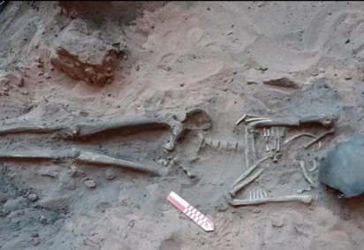 Arqueólogos encontraram um esqueleto de um homem adulto, inteiro, com um fragmento de cerâmica cobrindo o rosto, braceletes e colar feitos de contas em osso. -  (crédito: Divulgação Professora Cláudia Cunha/ UFPI)