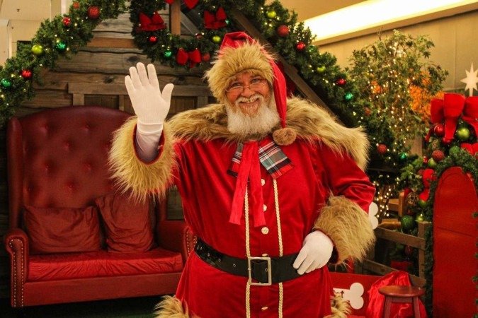 Edcleid Figueiredo, 47, se apresenta como Papai Noel no Terraço Shopping desde de 2019