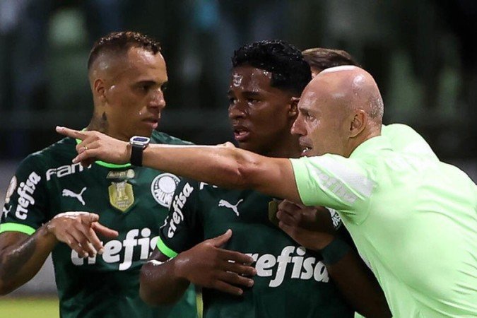 Auxiliar elogia atuação do Palmeiras, mas não quer ‘secar rivais’ por título -  (crédito: Jogada10)