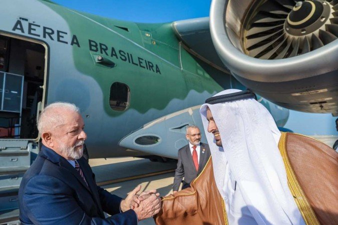 O presidente Lula na chegada a Dubai, onde começa a participar, hoje, da COP28: agenda cheia - (crédito: Ricardo Stuckert / PR) O presidente Lula na chegada a Dubai, onde começa a participar, hoje, da COP28: agenda cheia - (crédito: Ricardo Stuckert / PR)