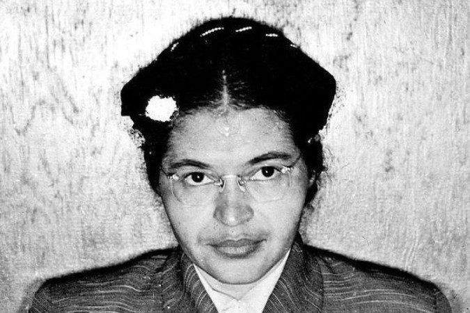 Rosa Parks (centro) após uma decisão da Suprema Corte que encerrou o boicote de 381 dias aos ônibus segregados em Montgomery - (crédito: Getty Images) Rosa Parks (centro) após uma decisão da Suprema Corte que encerrou o boicote de 381 dias aos ônibus segregados em Montgomery - (crédito: Getty Images)