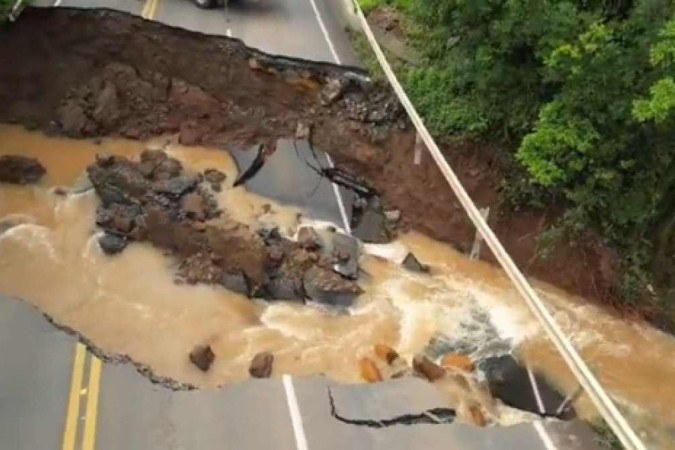 Cratera abre na BR-280 e bloqueia um dos acessos alternativos para Santa  Catarina – CBN Curitiba – A Rádio Que Toca Notícia