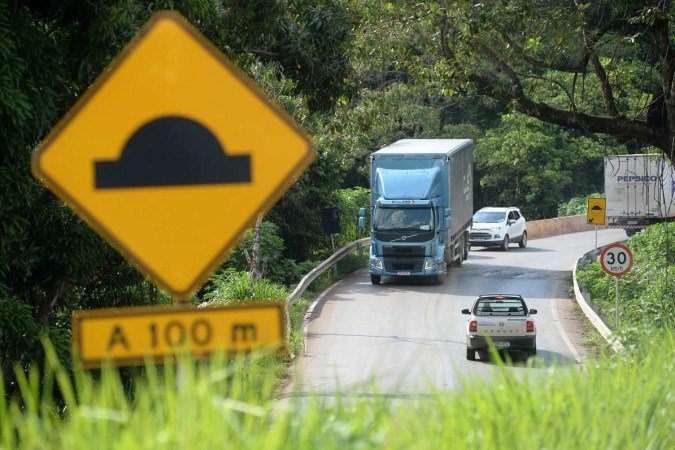 De acordo com a CNT, a imprudência ao dirigir e o desrespeito às regras de trânsito e sinalização, associados a uma má infraestrutura das estradas, resultam em estatísticas consideradas preocupantes - (crédito: Minervino Júnior/CB/D.A.Press) De acordo com a CNT, a imprudência ao dirigir e o desrespeito às regras de trânsito e sinalização, associados a uma má infraestrutura das estradas, resultam em estatísticas consideradas preocupantes - (crédito: Minervino Júnior/CB/D.A.Press)
