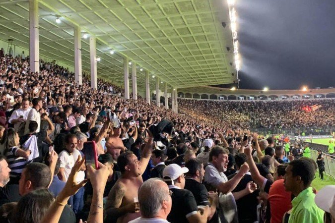 Torcida do Vasco esgota ingressos para jogo contra o Bragantino -  (crédito: Jogada10)