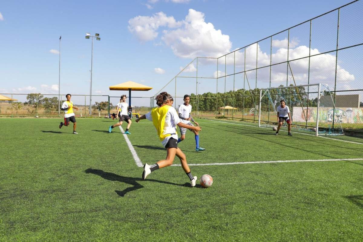 Campanha da PMDF arrecada chuteiras para escolinhas de futebol