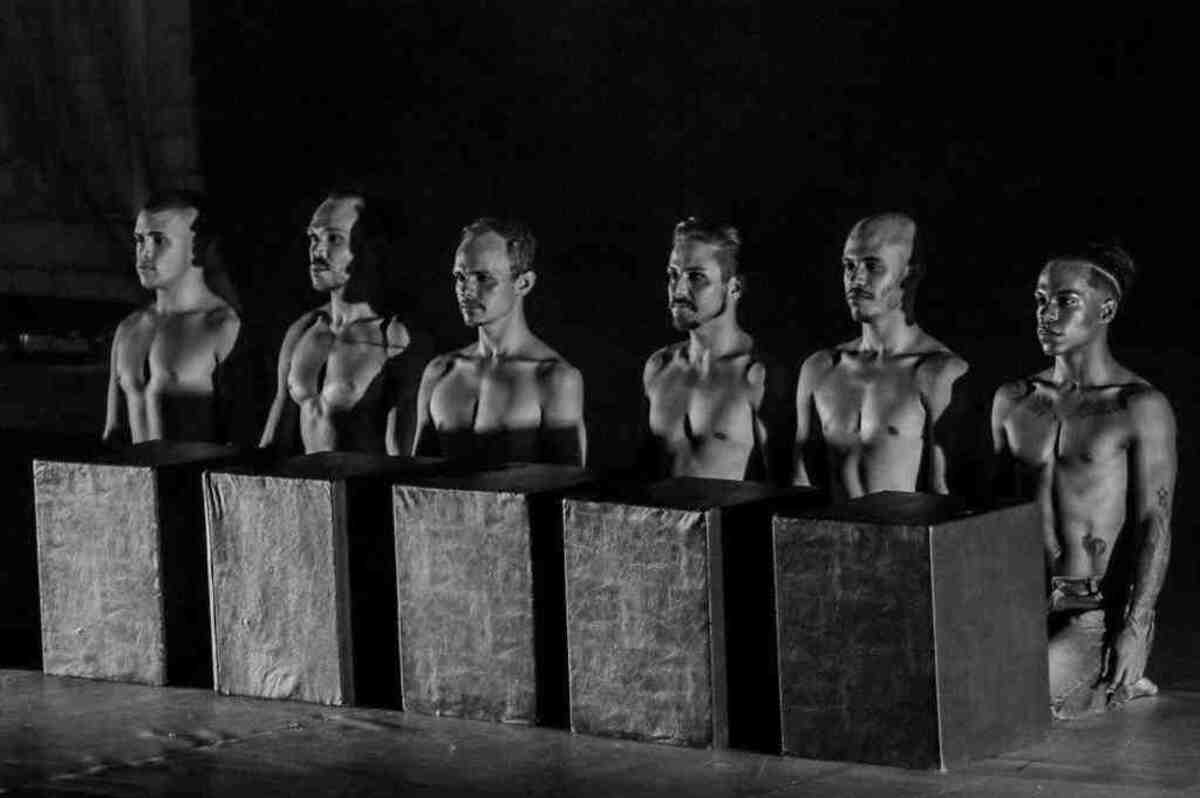 Bailarinos da Academia de Dança Lúcia Toller. 