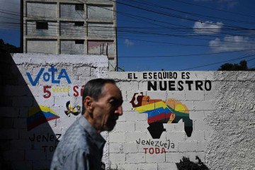 No domingo (3/12), Caracas fará um referendo composto por cinco perguntas que englobam desde a rejeição ao laudo de 1899 até a criação de uma província venezuelana chamada 'Guiana Essequiba' -  (crédito: Federico PARRA / AFP)