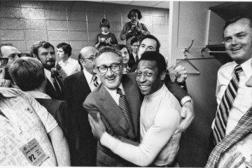 Henry Kissinger e o Rei Pelé: secretário de estado norte-americano convenceu Pelé a embarcar na aventura de jogar nos Estados Unidos com a camisa do Cosmos -  (crédito: Reprodução/Instagram/@Pele)