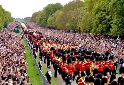 A empresa de pesquisas alemãs Statista estimou em 4,1 bilhões o número de pessoas que acompanharam a transmissão do funeral da Rainha Elizabeth II.  -  (crédito: Captura de vídeo do Jornal Nacional/TV Globo)