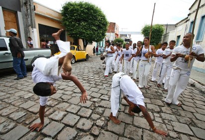 É jogo. É arte. É música. É defesa. É dança. A Capoeira é tão importante no Brasil que tem, inclusive, o Dia do Capoeirista (3 de agosto). A data decorre da Lei nº 4.649 de 1985, do governo de São Paulo.  Por isso, veja curiosidades sobre essa prática tão valiosa.  -  (crédito: Agecom Bahia wiki commons)