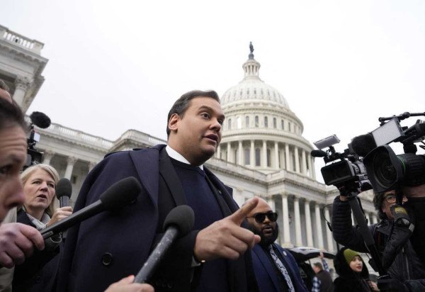 George Santos tem mandato cassado pela Câmara dos Deputados dos EUA -  (crédito: Drew Angerer / GETTY IMAGES NORTH AMERICA / Getty Images via AFP)
