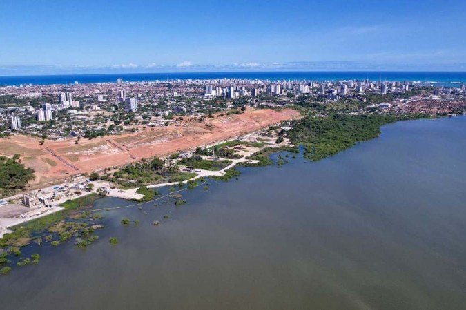 EDITORS NOTE: Graphic content / Aerial view of the sunken ground in a plot of land at the Mutange neighbourhood in Maceio, Alagoas state, Brazil on December 1, 2023. The affected area is close to a rock salt mine and has already sunk about two meters, forcing 55,000 residents and a hospital to evacuate. (Photo by Robson Barbosa / AFP)
Caption - (crédito: AFP) EDITORS NOTE: Graphic content / Aerial view of the sunken ground in a plot of land at the Mutange neighbourhood in Maceio, Alagoas state, Brazil on December 1, 2023. The affected area is close to a rock salt mine and has already sunk about two meters, forcing 55,000 residents and a hospital to evacuate. (Photo by Robson Barbosa / AFP)
Caption - (crédito: AFP)