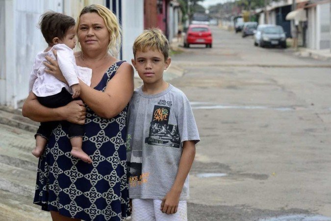  01/12/2023 Crédito: Marcelo Ferreira/CB/D.A Press. Brasil. Brasília - DF - Educação integral na escola da rede pública. Maria Silva de Carvalho com o filho Caique.