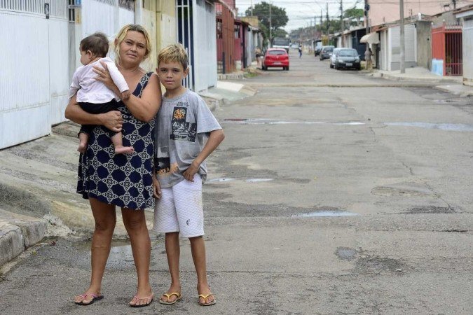  01/12/2023 Crédito: Marcelo Ferreira/CB/D.A Press. Brasil. Brasília - DF - Educação integral na escola da rede pública. Maria Silva de Carvalho com o filho Caique.