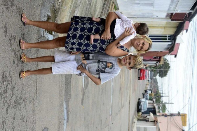  01/12/2023 Crédito: Marcelo Ferreira/CB/D.A Press. Brasil. Brasília - DF - Educação integral na escola da rede pública. Maria Silva de Carvalho com o filho Caique.