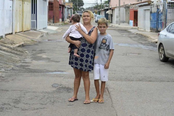  01/12/2023 Crédito: Marcelo Ferreira/CB/D.A Press. Brasil. Brasília - DF - Educação integral na escola da rede pública. Maria Silva de Carvalho com o filho Caique.
