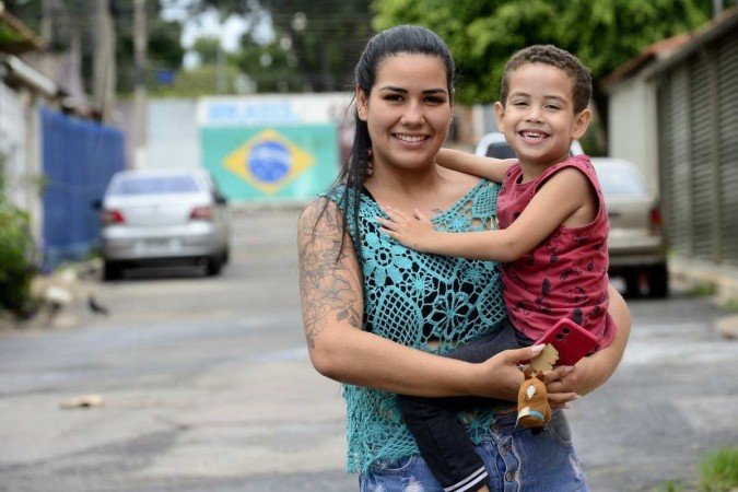  Brenda trabalha durante todo o dia e deixa o o filho Elias na escola
