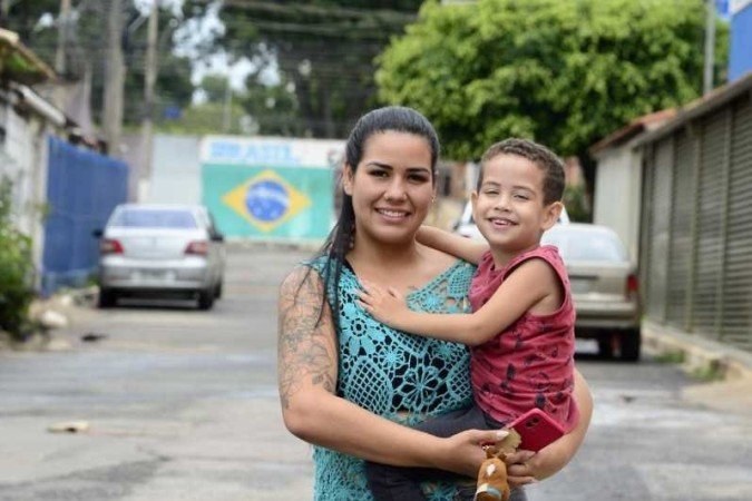  01/12/2023 Crédito: Marcelo Ferreira/CB/D.A Press. Brasil. Brasília - DF - Educação integral na escola da rede pública. Brenda Caroline Santiago com o filho Elias Bernardo.