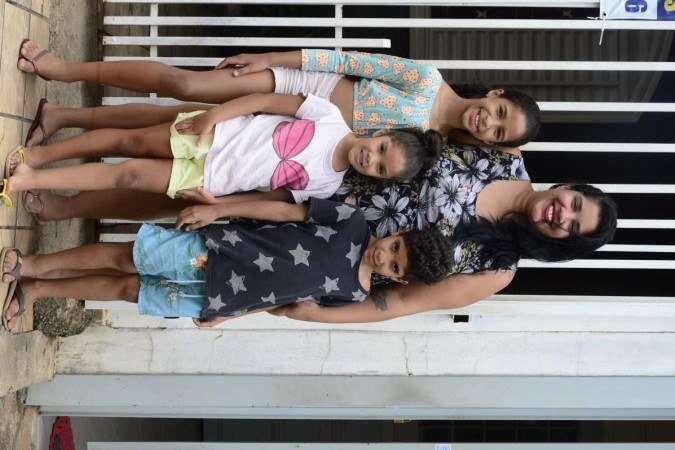  01/12/2023 Crédito: Marcelo Ferreira/CB/D.A Press. Brasil. Brasília - DF - Educação integral na escola da rede pública. Debora Teixeira com os filhos Luiza (camisa florida), Alice (camiseta branca) e Emanuel.