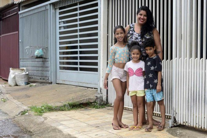  01/12/2023 Crédito: Marcelo Ferreira/CB/D.A Press. Brasil. Brasília - DF - Educação integral na escola da rede pública. Debora Teixeira com os filhos Luiza (camisa azul), Alice (camiseta branca) e Emanuel.