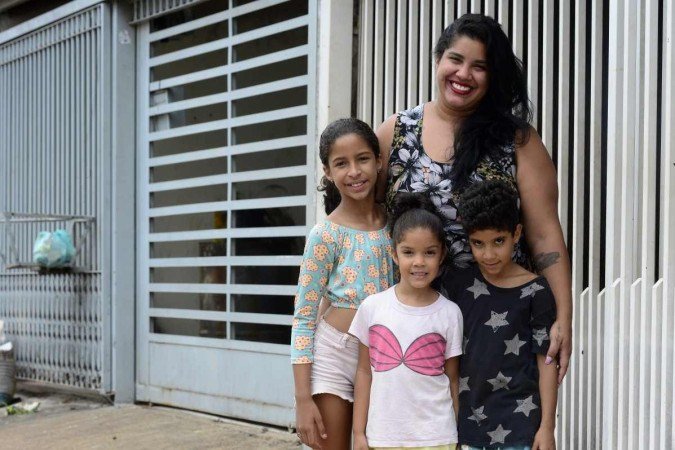  01/12/2023 Crédito: Marcelo Ferreira/CB/D.A Press. Brasil. Brasília - DF - Educação integral na escola da rede pública. Debora Teixeira com os filhos Luiza (camisa azul), Alice (camiseta branca) e Emanuel.