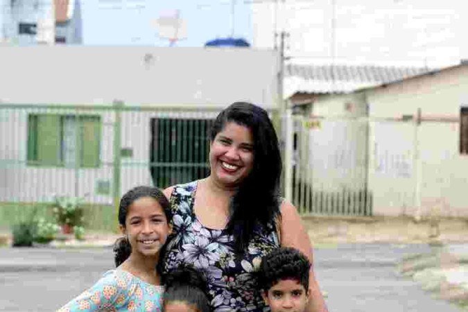  01/12/2023 Crédito: Marcelo Ferreira/CB/D.A Press. Brasil. Brasília - DF - Educação integral na escola da rede pública. Debora Teixeira com os filhos Luiza (camisa azul), Alice (camiseta branca) e Emanuel.