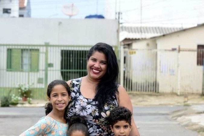  01/12/2023 Crédito: Marcelo Ferreira/CB/D.A Press. Brasil. Brasília - DF - Educação integral na escola da rede pública. Debora Teixeira com os filhos Luiza (camisa azul), Alice (camiseta branca) e Emanuel.