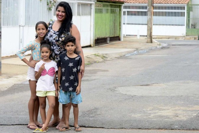  Débora Teixeira tem dois filhos matriculados no ensino integral. Agora, a moradora de Taguatinga tenta uma terceira vaga para a filha mais nova -  (crédito:  Marcelo Ferreira/CB/D.A Press)