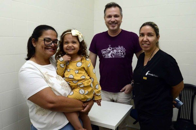 O fonoaudiólogo Felipe Rodrigues conta com a parceria de profissionais como a enfermeira Liliane para cuidar de crianças com lábio leporino: Maria Cecília é uma delas e vai às consultas com a mãe, Flaviana - (crédito: Marcelo Ferreira/CB/D.A Press) O fonoaudiólogo Felipe Rodrigues conta com a parceria de profissionais como a enfermeira Liliane para cuidar de crianças com lábio leporino: Maria Cecília é uma delas e vai às consultas com a mãe, Flaviana - (crédito: Marcelo Ferreira/CB/D.A Press)