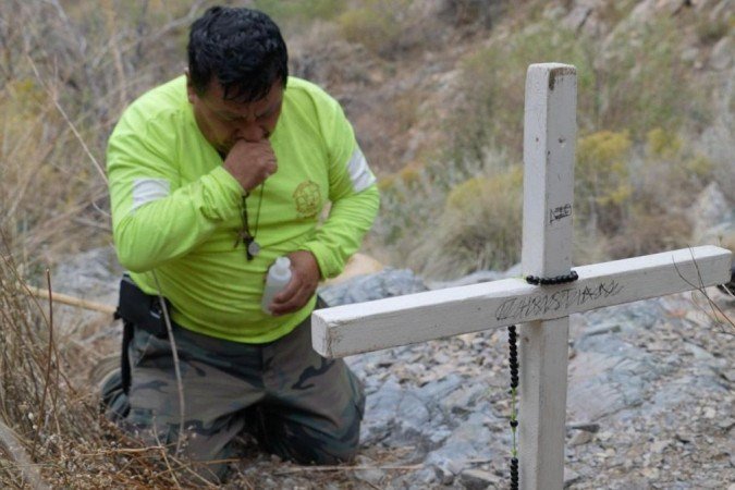 Os voluntários do Águias do Deserto, ou Águias do Deserto, colocam cruzes no deserto de Sonora quando encontram os restos mortais de um migrante - (crédito: José María Rodero / BBC News Mundo) Os voluntários do Águias do Deserto, ou Águias do Deserto, colocam cruzes no deserto de Sonora quando encontram os restos mortais de um migrante - (crédito: José María Rodero / BBC News Mundo)