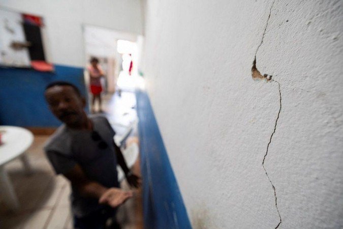 O morador José Agnaldo gesticula perto de uma rachadura na parede de sua casa, afetada pela mineração de sal-gema - (crédito: REUTERS/Jonathan Lins) O morador José Agnaldo gesticula perto de uma rachadura na parede de sua casa, afetada pela mineração de sal-gema - (crédito: REUTERS/Jonathan Lins)