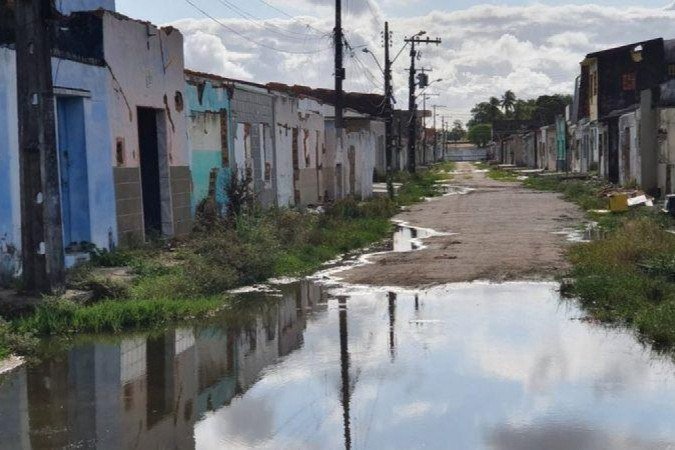 Rua deserta em Bebedouro, um dos bairros de Maceió que estão afundando por causa da mineração (imagem de 2021) - (crédito: RAÍSSA FRANÇA) Rua deserta em Bebedouro, um dos bairros de Maceió que estão afundando por causa da mineração (imagem de 2021) - (crédito: RAÍSSA FRANÇA)