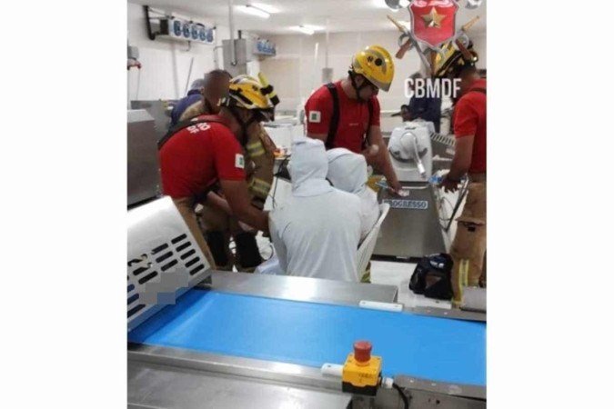 Bombeiros socorrem funcionário que prendeu dedos da mão em fábrica de panificação, no Gama - (crédito: CBMDF/Divulgação) Bombeiros socorrem funcionário que prendeu dedos da mão em fábrica de panificação, no Gama - (crédito: CBMDF/Divulgação)