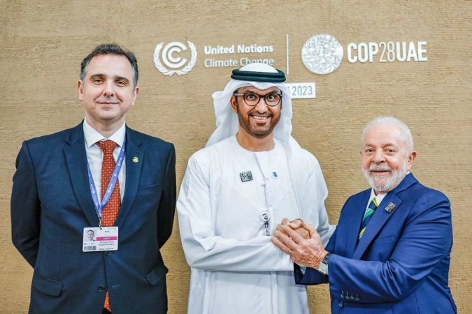 Pacheco e Lula são recebidos em encontro em Dubai, na COP28
- (crédito: Palácio do Planalto ) Pacheco e Lula são recebidos em encontro em Dubai, na COP28
- (crédito: Palácio do Planalto )