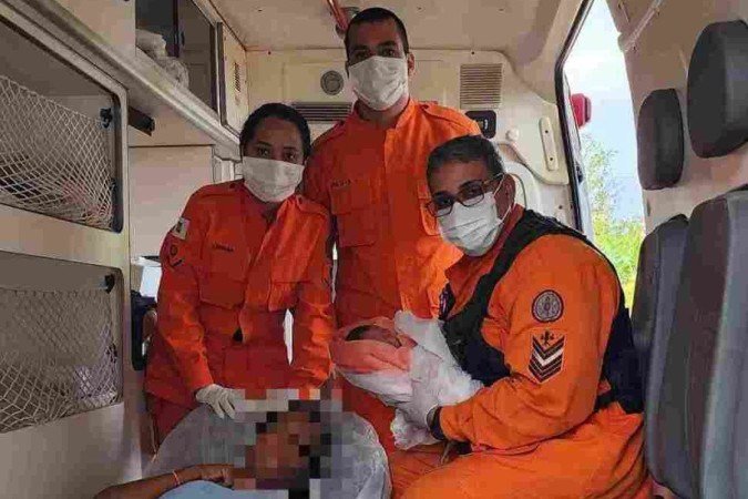 Mãe e filha foram transportadas em boas condições ao Hospital Regional de Planaltina - (crédito: CBMDF) Mãe e filha foram transportadas em boas condições ao Hospital Regional de Planaltina - (crédito: CBMDF)