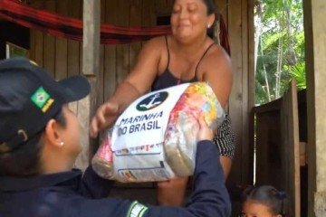 Campanha destaca as ações sociais da Marinha, como a entrega de cestas básicas a ribeirinhos da Amazônia -  (crédito: Marinha do Brasil/Divulgação)