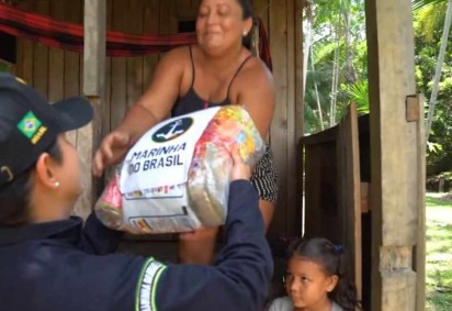 Campanha destaca as ações sociais da Marinha, como a entrega de cestas básicas a ribeirinhos da Amazônia -  (crédito: Marinha do Brasil/Divulgação)
