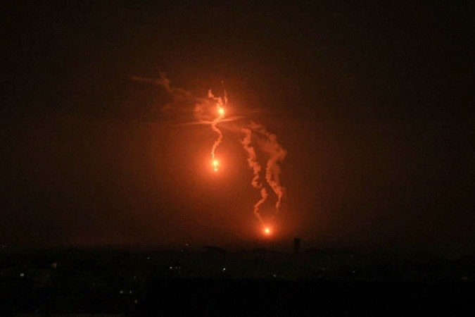 No segundo dia do cessar-fogo, ataques miram a Faixa de Gaza
- (crédito: AFP) No segundo dia do cessar-fogo, ataques miram a Faixa de Gaza
- (crédito: AFP)