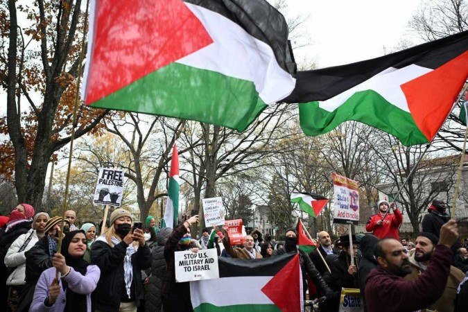 Há informação de uma bandeira palestina no local. Na foto, ativistas pró-palestinos manifestam-se em frente à embaixada israelense em Washington, DC -  (crédito: Mandel NGAN / AFP)