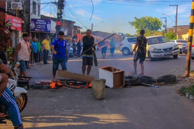Moradores de bairros afetados pela mina da Brasken em Maceió fazem protesto contra demora das autoridades - (crédito: GUIDO JR./ESTADÃO CONTEÚDO) Moradores de bairros afetados pela mina da Brasken em Maceió fazem protesto contra demora das autoridades - (crédito: GUIDO JR./ESTADÃO CONTEÚDO)