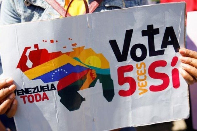 Cartaz de campanha para o referendo sobre a região de Essequibo convocada pela Venezuela. Votação será no domingo (3/12) - (crédito: Reuters) Cartaz de campanha para o referendo sobre a região de Essequibo convocada pela Venezuela. Votação será no domingo (3/12) - (crédito: Reuters)