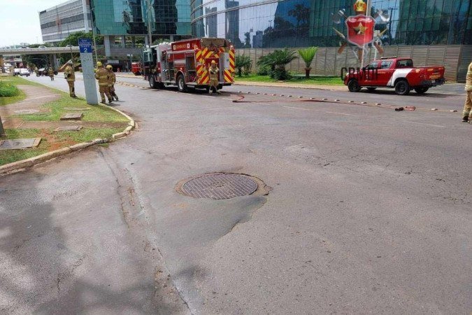 Tampa de bueiro explodiu na manhã deste sábado. Ninguém ficou ferido - (crédito: CBMDF/Divulgação) Tampa de bueiro explodiu na manhã deste sábado. Ninguém ficou ferido - (crédito: CBMDF/Divulgação)
