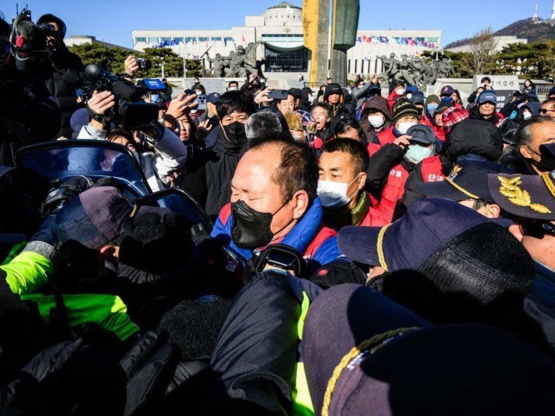Produtores de cachorro saíram as ruas, na quinta-feira (30/11), para protestar contra a proibição do consumo da carne do animal       