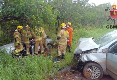 O motorista de um dos veículos envolvidos ficou gravemente ferido. -  (crédito: Divulgação/CBMDF)