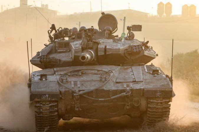 Coluna de fumaça na cidade de Khan Younis após a incursão israelense - (crédito: Getty Images) Coluna de fumaça na cidade de Khan Younis após a incursão israelense - (crédito: Getty Images)