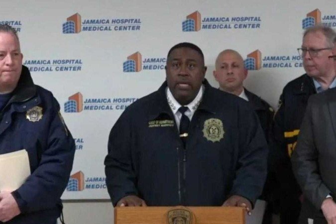 Chefe do Departamento de Polícia de Nova York, Jeff Maddrey, em entrevista coletiva no Hospital Jamaica, em NY - (crédito: Divulgação) Chefe do Departamento de Polícia de Nova York, Jeff Maddrey, em entrevista coletiva no Hospital Jamaica, em NY - (crédito: Divulgação)