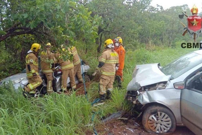 O motorista de um dos veículos envolvidos ficou gravemente ferido. - (crédito: Divulgação/CBMDF) O motorista de um dos veículos envolvidos ficou gravemente ferido. - (crédito: Divulgação/CBMDF)